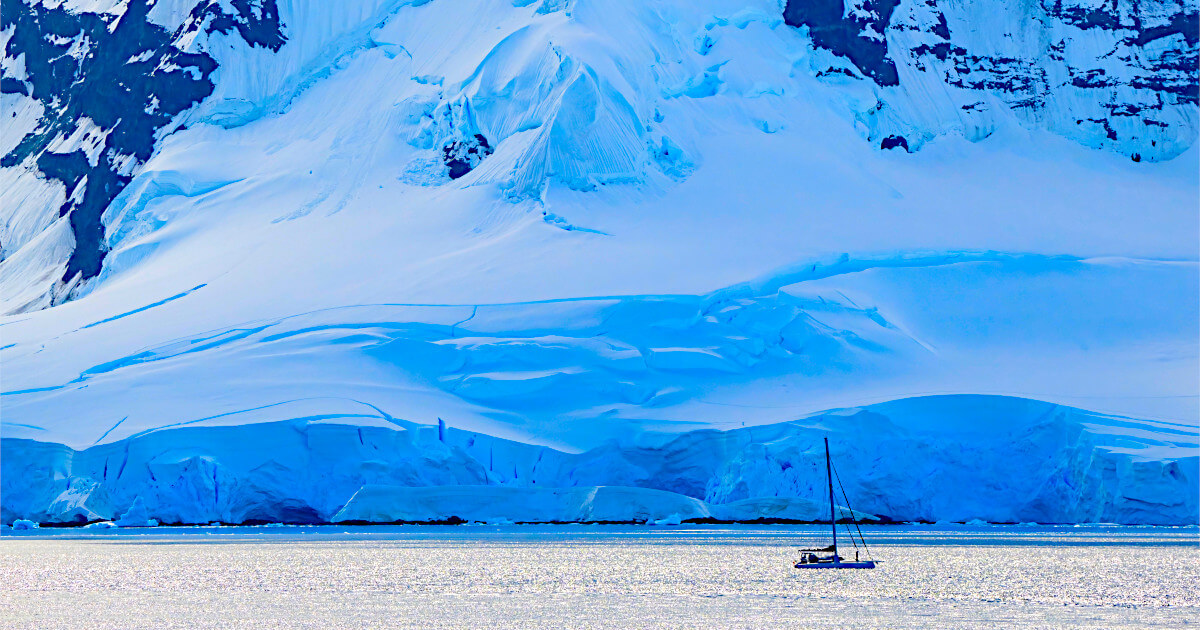Rapido 53XS, Picomole, Antarctica. Photo, Michel Bourque.